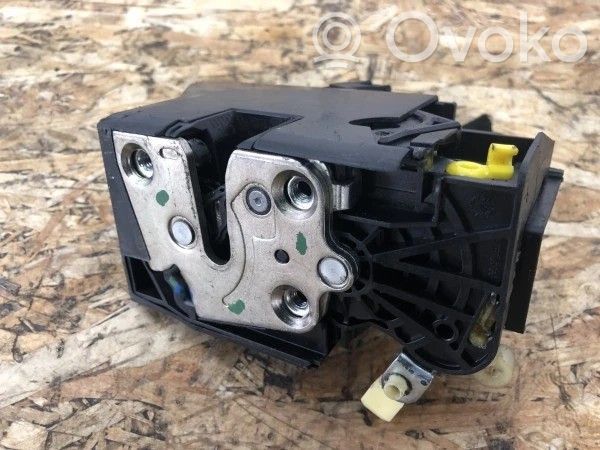 Dacia Sandero Zamek drzwi przednich 