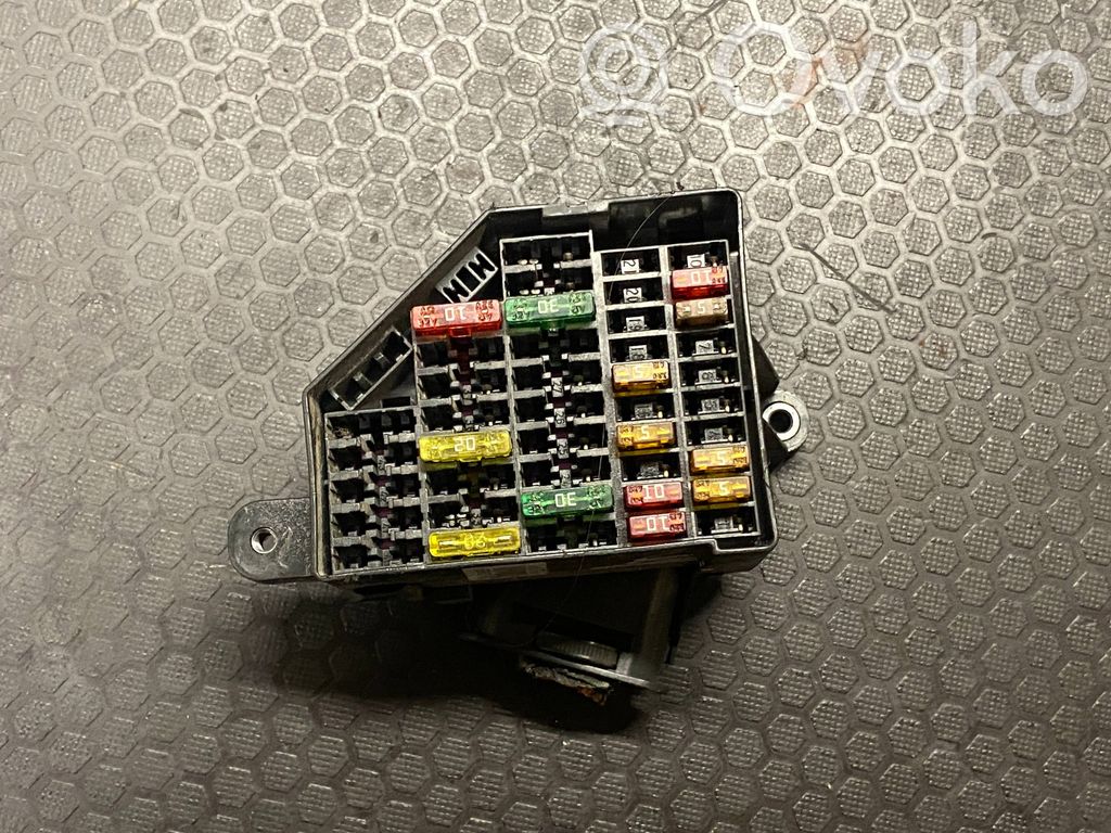 Volkswagen PASSAT B6 Skrzynka bezpieczników / Komplet 