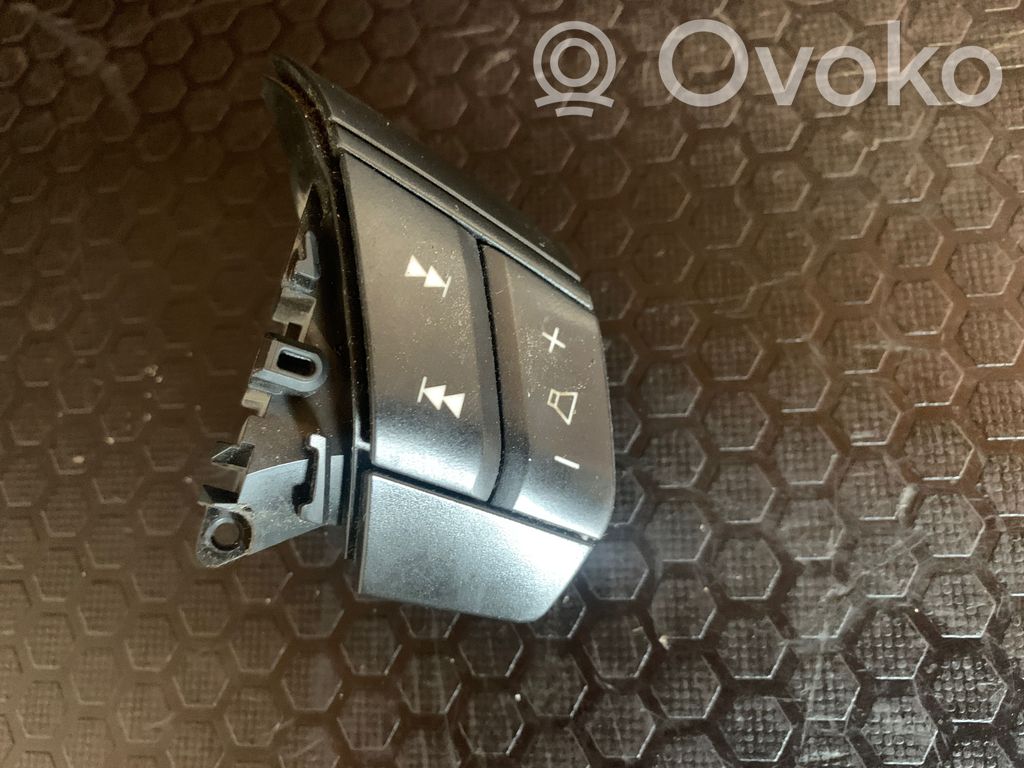Volvo XC90 Steering wheel buttons/switches 