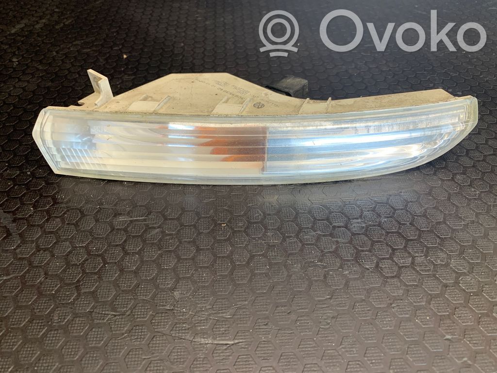 Volkswagen PASSAT CC Front indicator light 