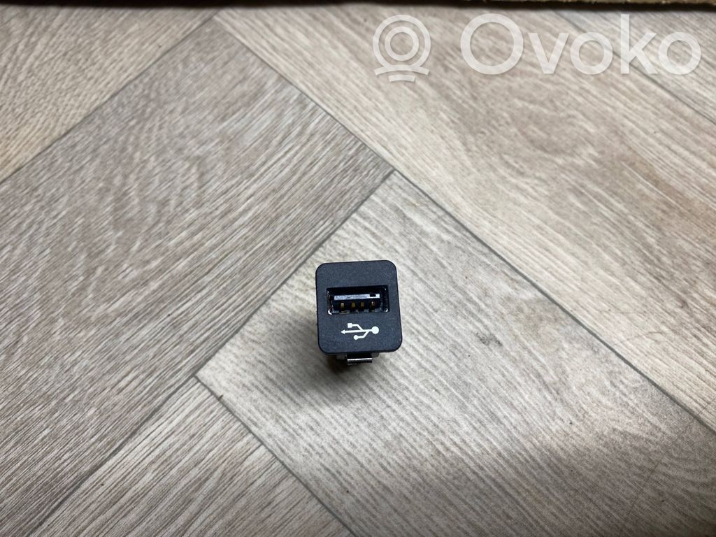 BMW 5 F10 F11 USB socket connector 
