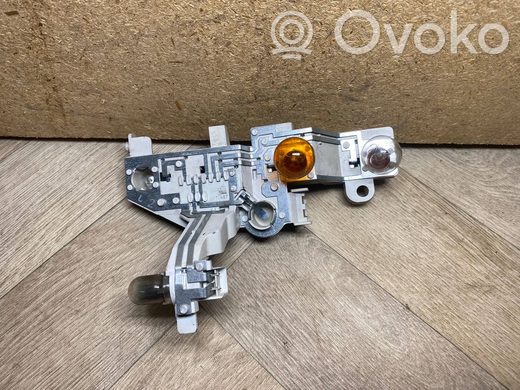 BMW 1 E81 E87 Takavalon polttimon suojan pidike 