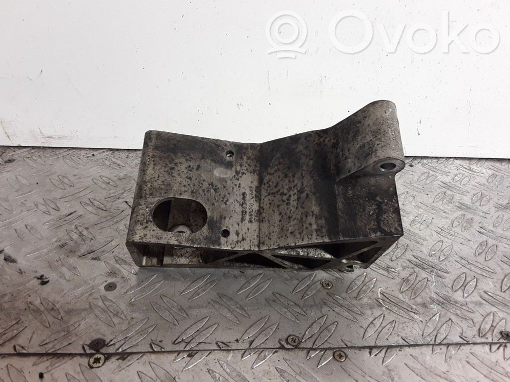 Volvo XC90 Engine mounting bracket 