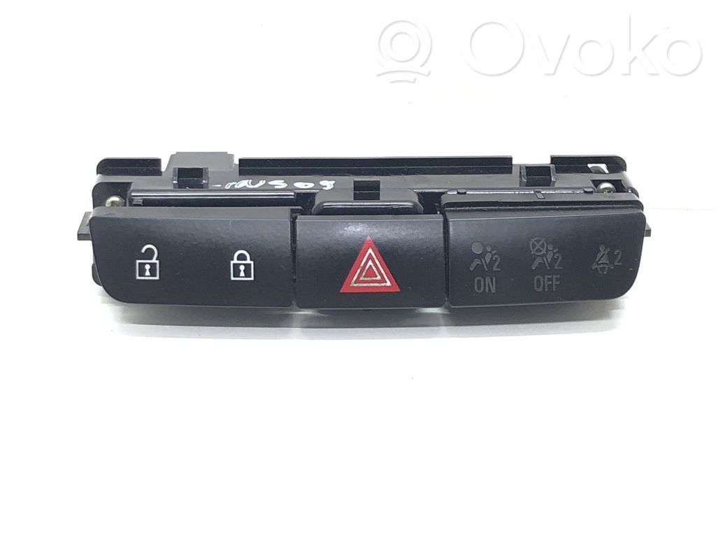 Opel Insignia A Hätävilkkujen kytkin 