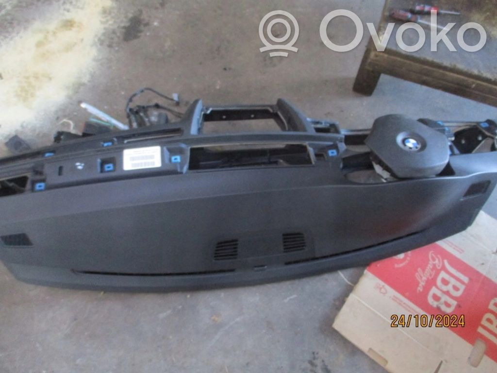 Radio/GPS head unit trim