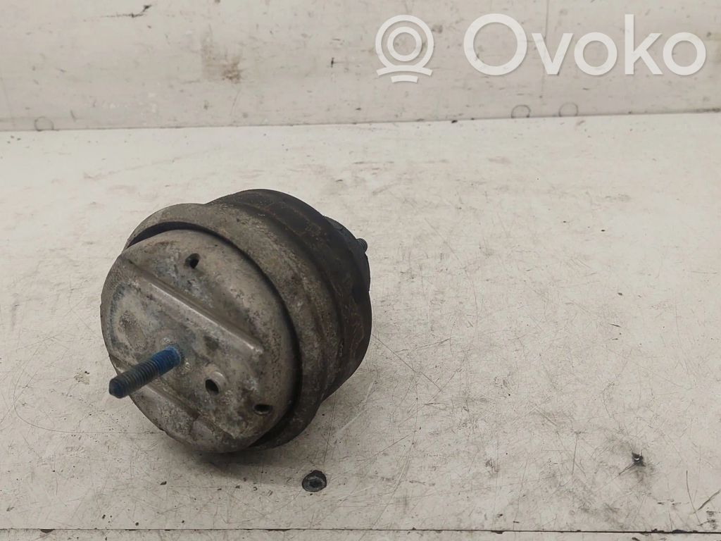 Volkswagen PASSAT B5 Engine mount bracket 