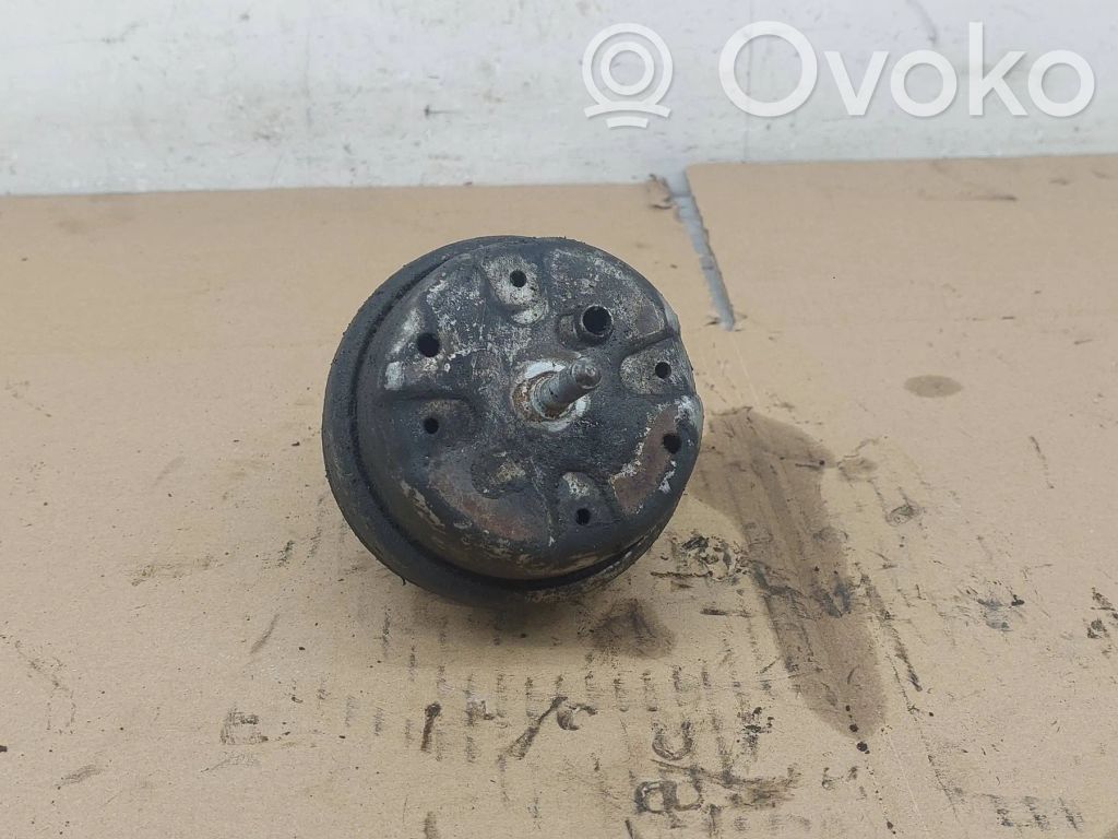 Audi A4 S4 B5 8D Engine mount bracket 