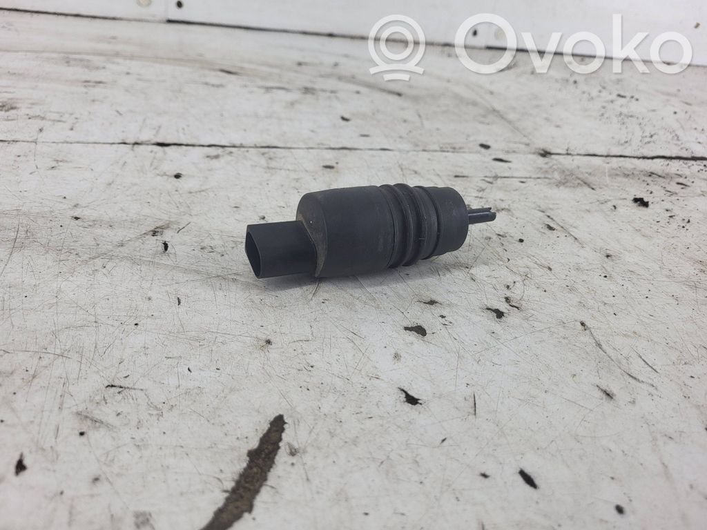 Mercedes-Benz C W203 Windscreen/windshield washer pump 