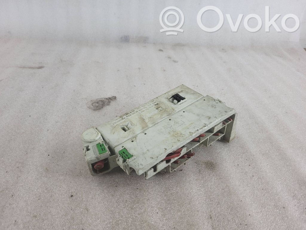BMW 5 E39 Saugiklių blokas 