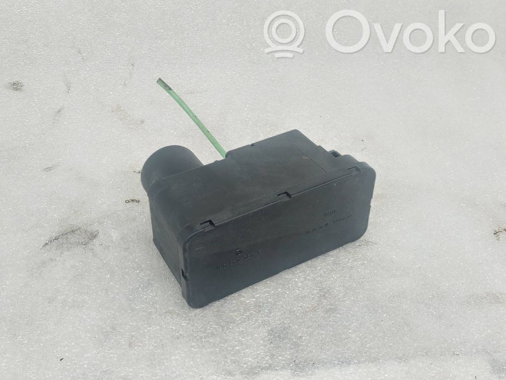 Volkswagen PASSAT B4 Central locking vacuum pump 