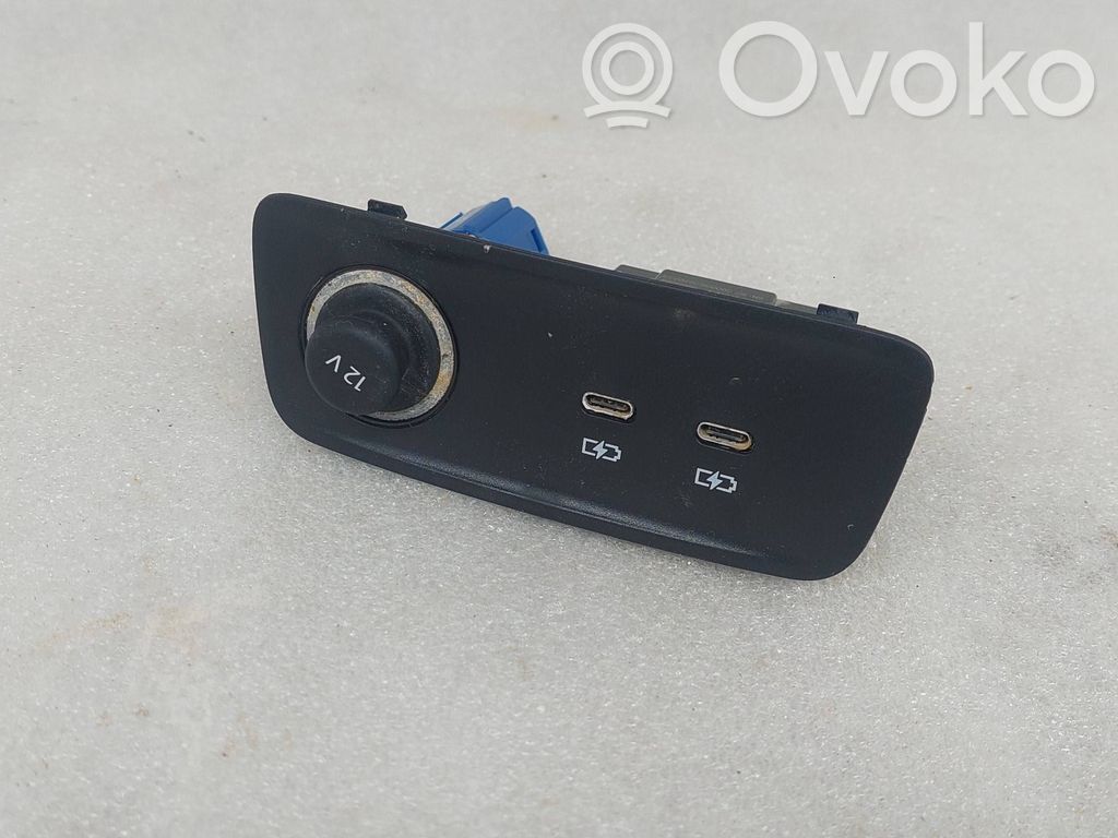 Audi Q3 F3 Gniazdo / Złącze USB 