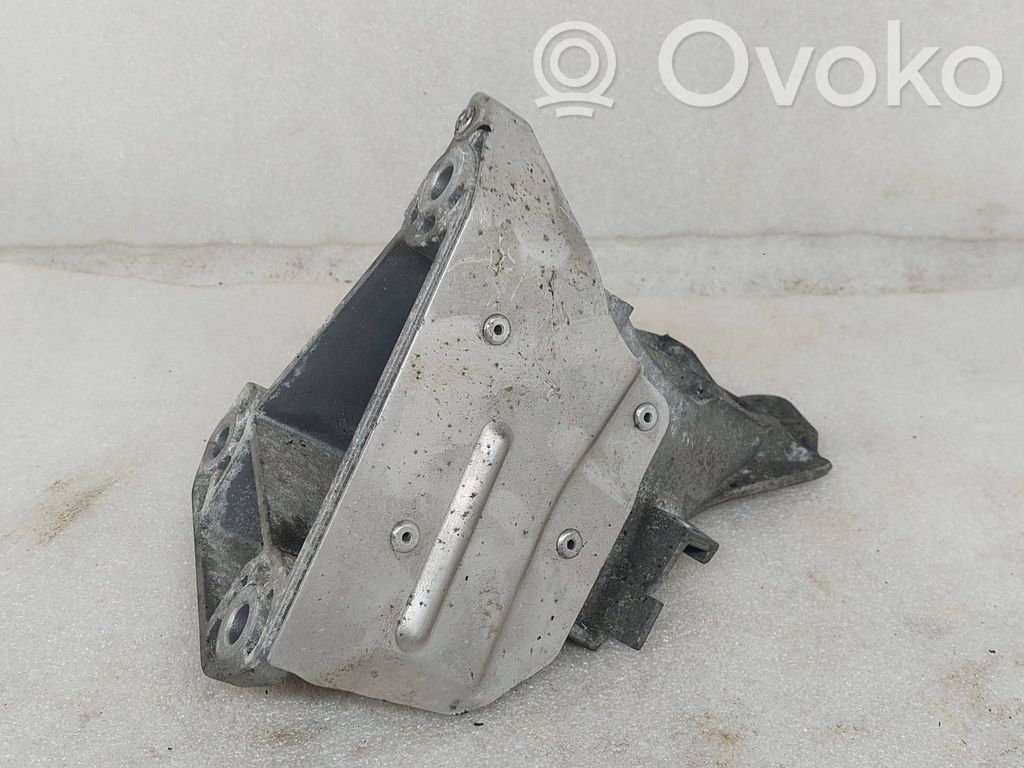Engine mounting bracket   6774178,692801