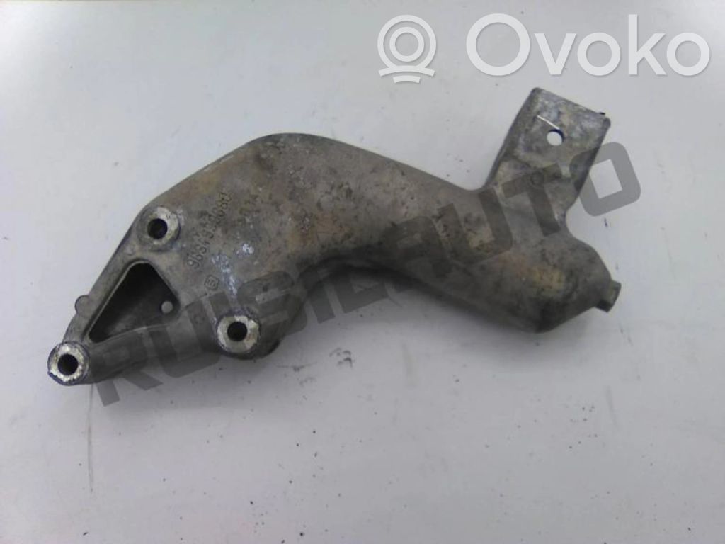 Peugeot 206 Engine mount bracket 