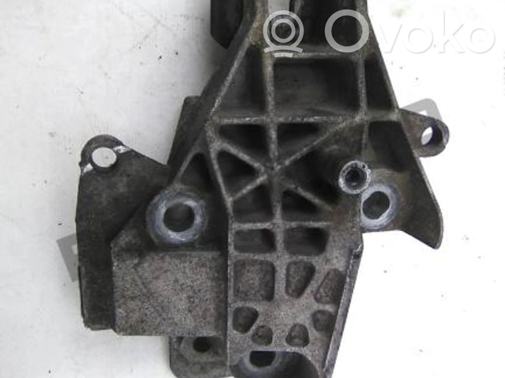 Renault Kangoo I Engine mount bracket 