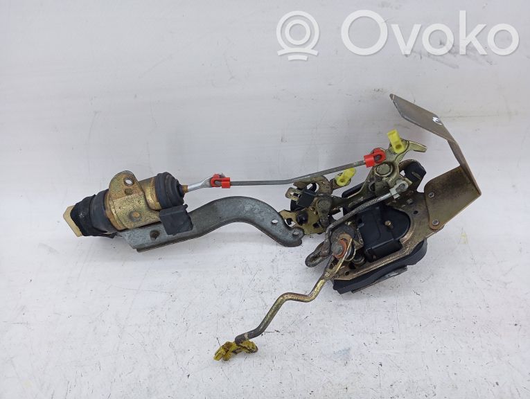 Toyota Corolla E90 Aizmugurē slēdzene 