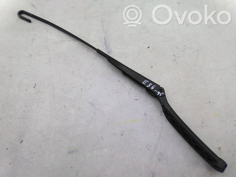 BMW 3 E36 Brazo del limpiaparabrisas delantero 