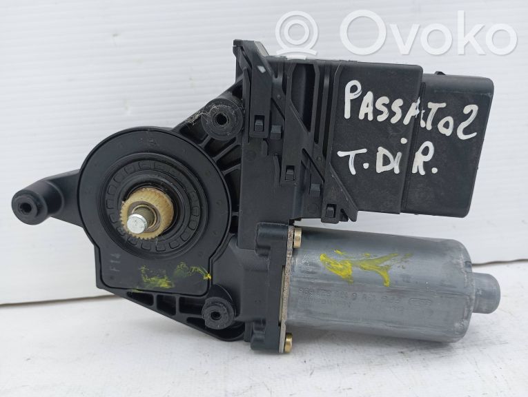 Volkswagen PASSAT B5.5 Silniczek podnoszenia szyby drzwi tylnych 