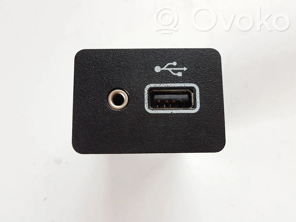 Nissan Navara D23 Gniazdo / Złącze USB 