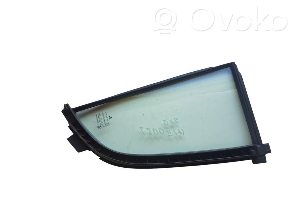 Ventanilla de ventilación de la puerta trasera   MN117606