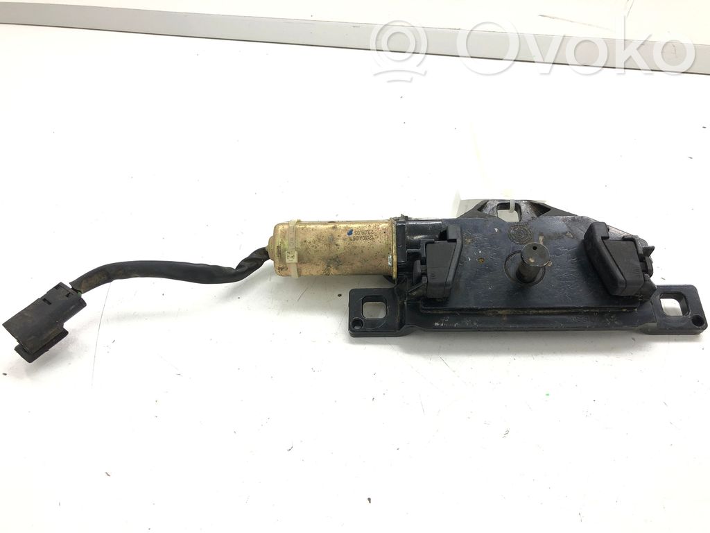 Aizmugurējā pārsega pievilcējs   7129931,07129931