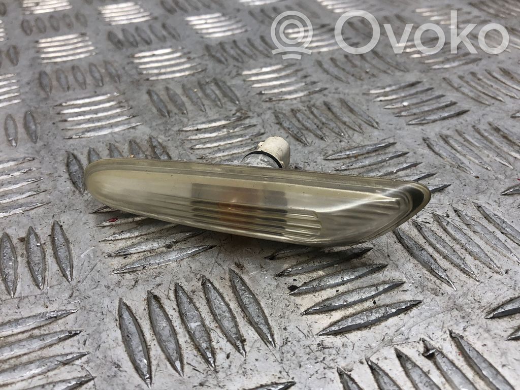 Front fender indicator light   8384104