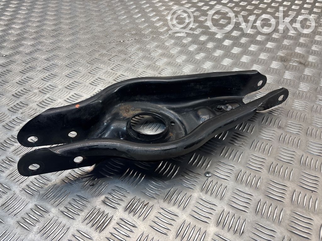 Tesla Model Y Plaukti un sviras 