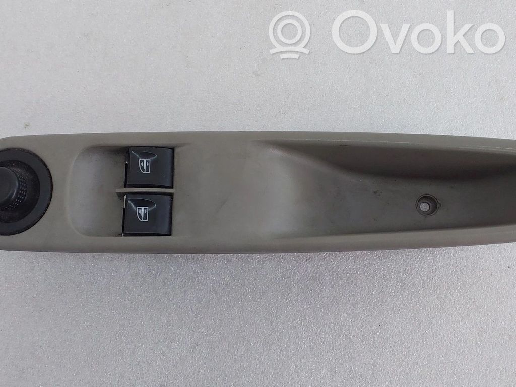 Electric window control switch   264118044R