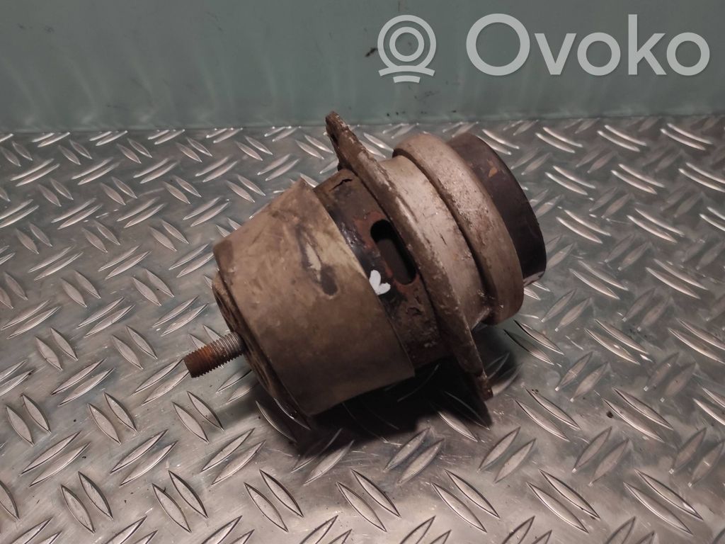 Volkswagen Touareg I Engine mount bracket 