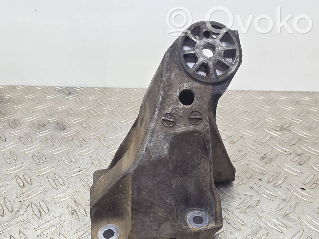 Volkswagen Touareg II Engine mounting bracket 