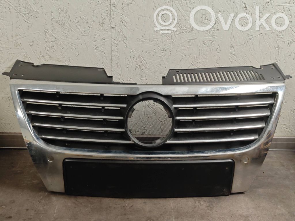 Volkswagen PASSAT B6 Etupuskurin ylempi jäähdytinsäleikkö 