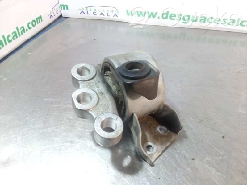 Engine mount bracket   DISTRIBUCIN
