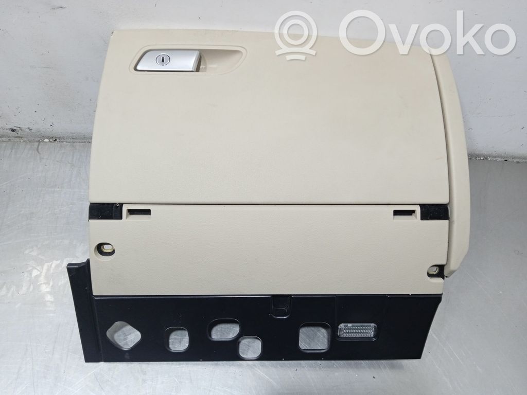 Guantera   4G8857104B