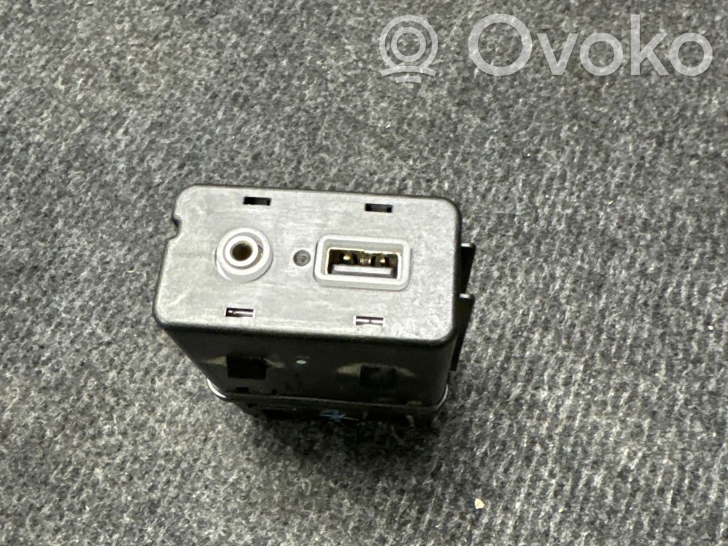 Chrysler Pacifica USB socket connector 