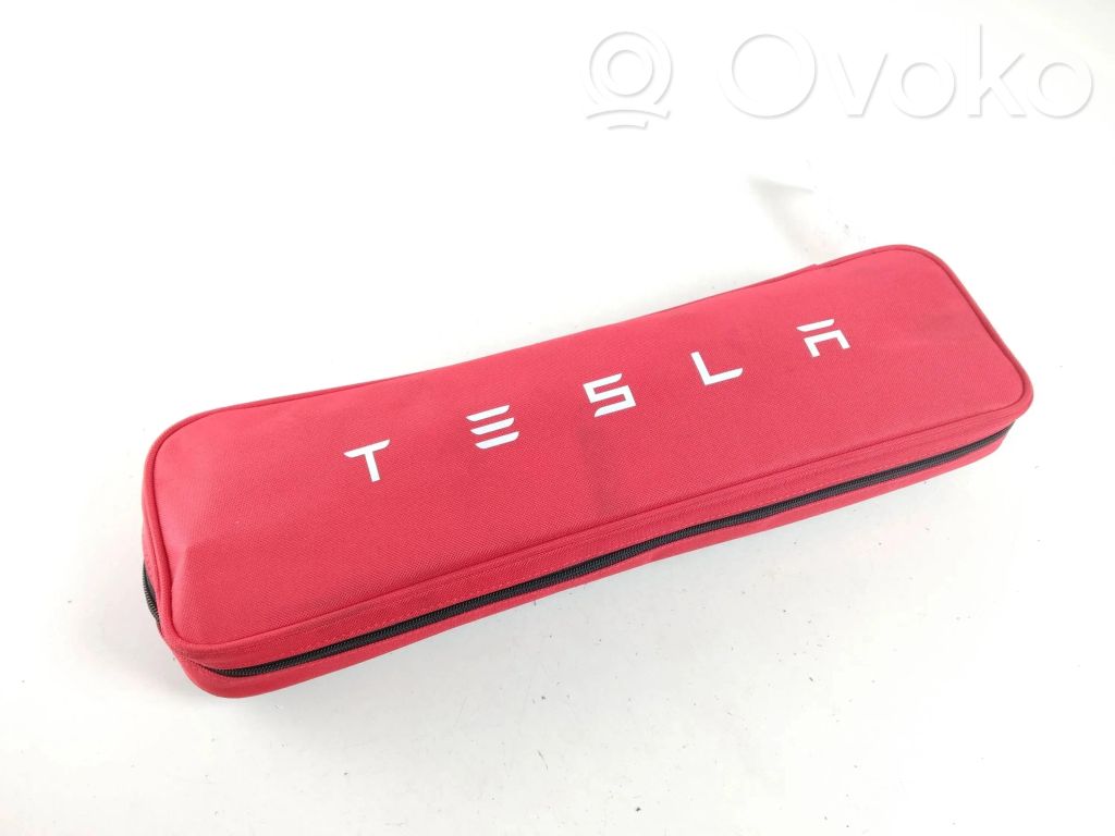 Tesla Model Y Vaistinėlė 