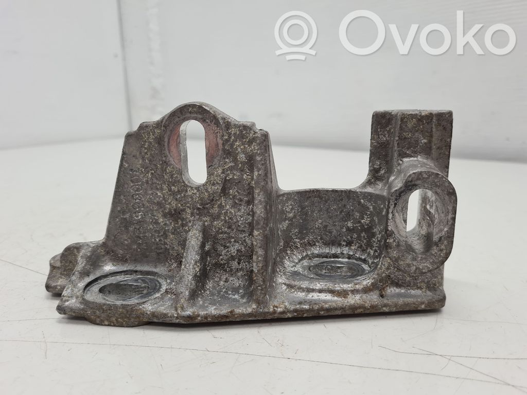 Engine mounting bracket   7M3199600