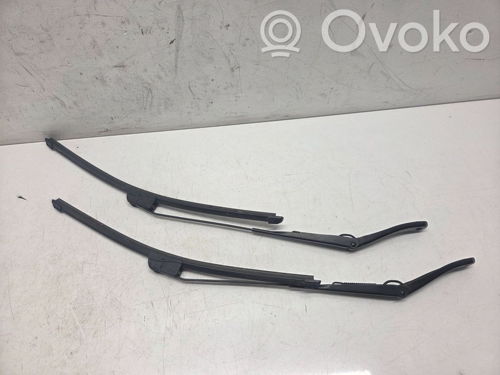 Front wiper blade arm