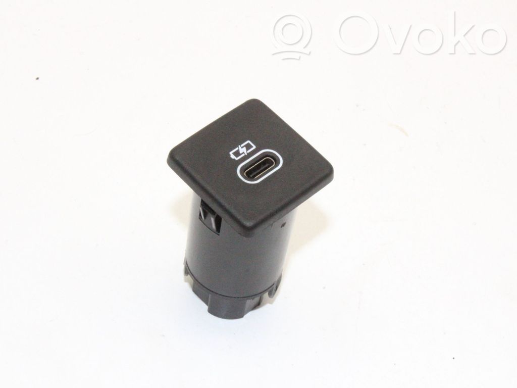 Enchufe conector USB   M8E219010CA
