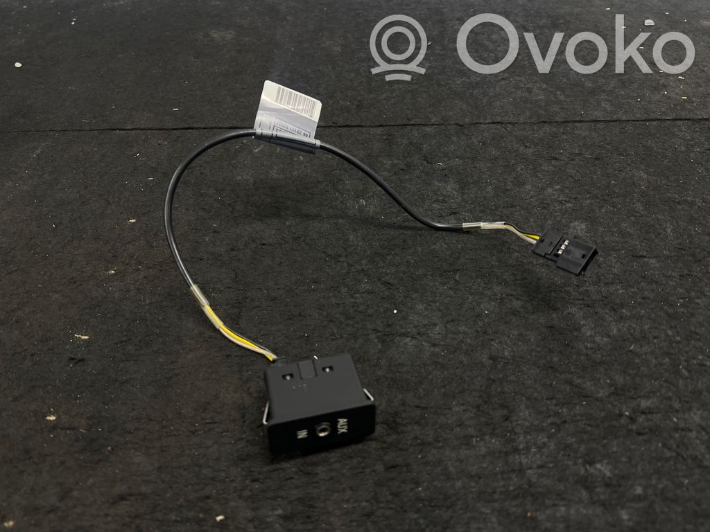AUX in-socket connector   6940237