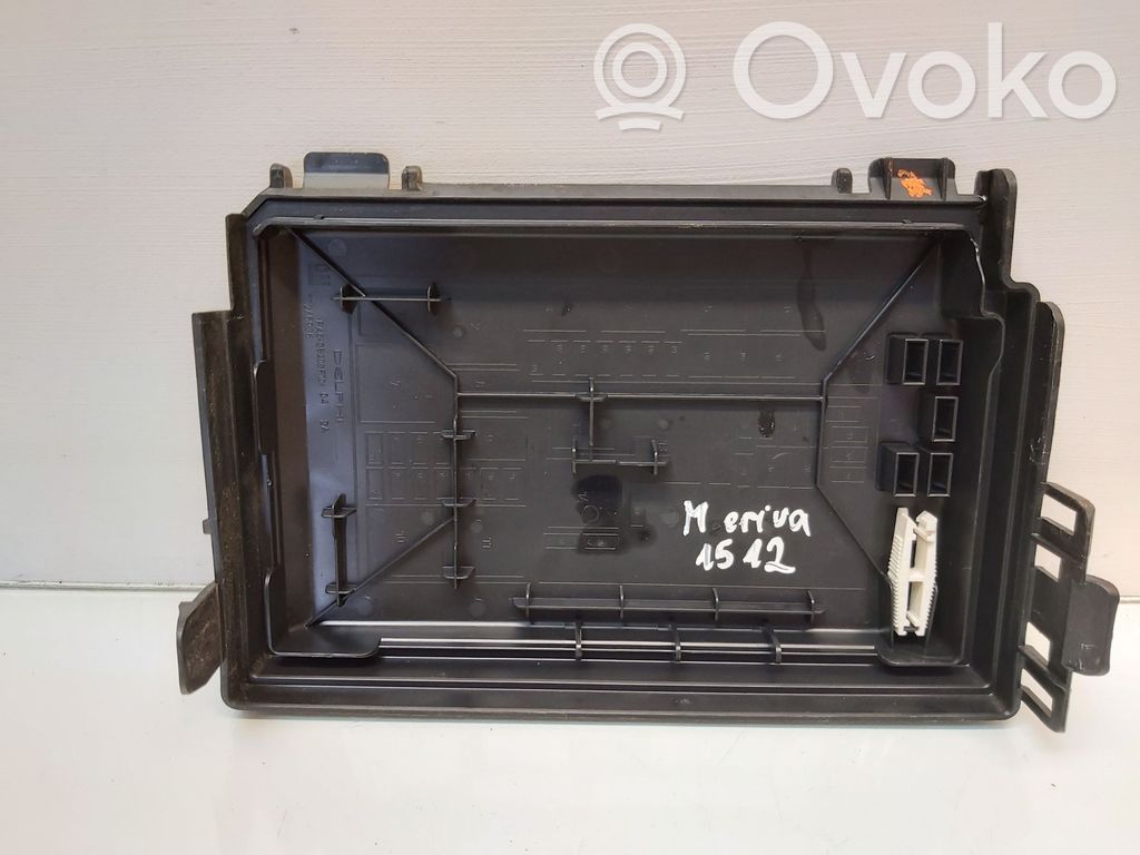 Opel Meriva B Fuse box cover 