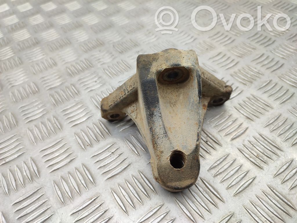 Opel Vivaro Engine mounting bracket 