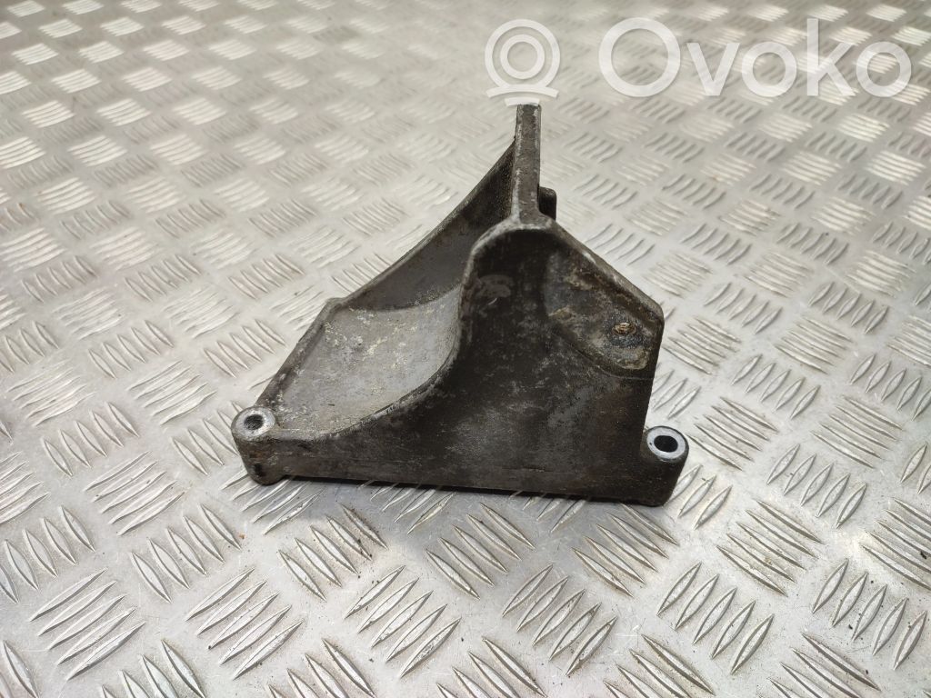 Opel Vivaro Engine mounting bracket 
