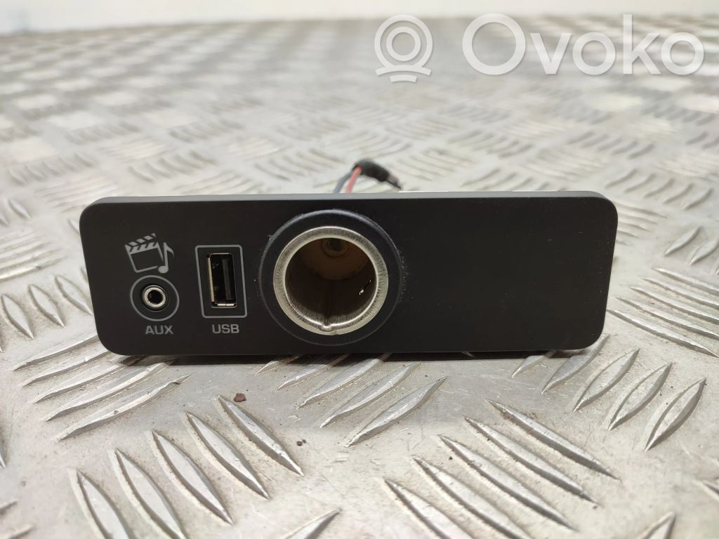 Jaguar XF X250 USB socket connector 