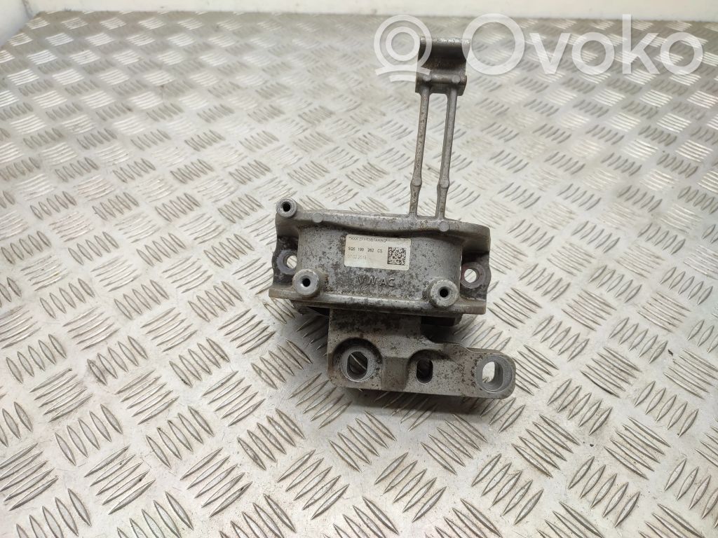 Volkswagen Golf VII Engine mount bracket 