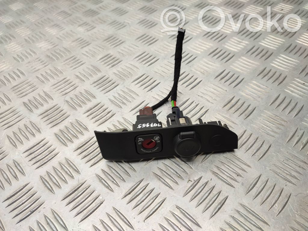 Opel Vivaro Passenger airbag on/off switch 