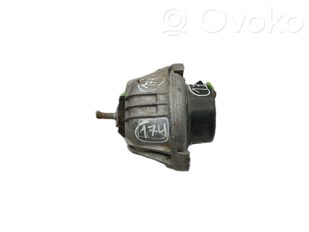 Engine mount bracket   677374203