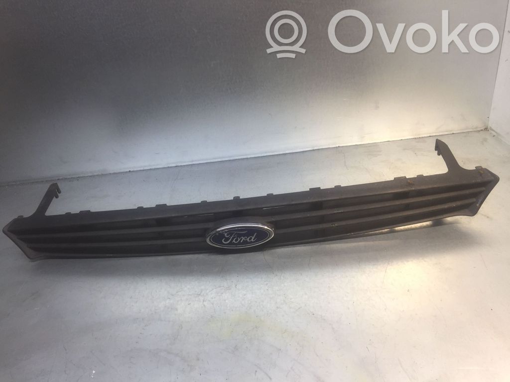 Ford Focus Etupuskurin ylempi jäähdytinsäleikkö 