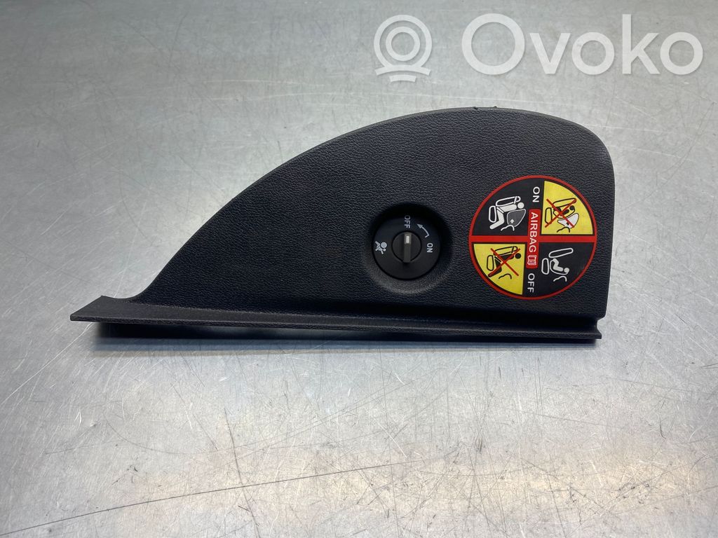 Renault Clio III Boczny element deski rozdzielczej 
