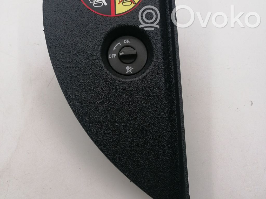 Renault Clio III Kojelaudan sivupäätyverhoilu 