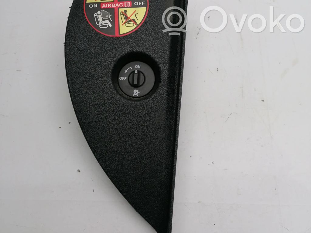 Renault Clio III Kojelaudan sivupäätyverhoilu 