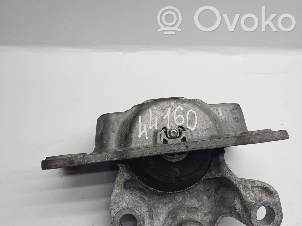 Volvo XC90 Engine mount bracket 